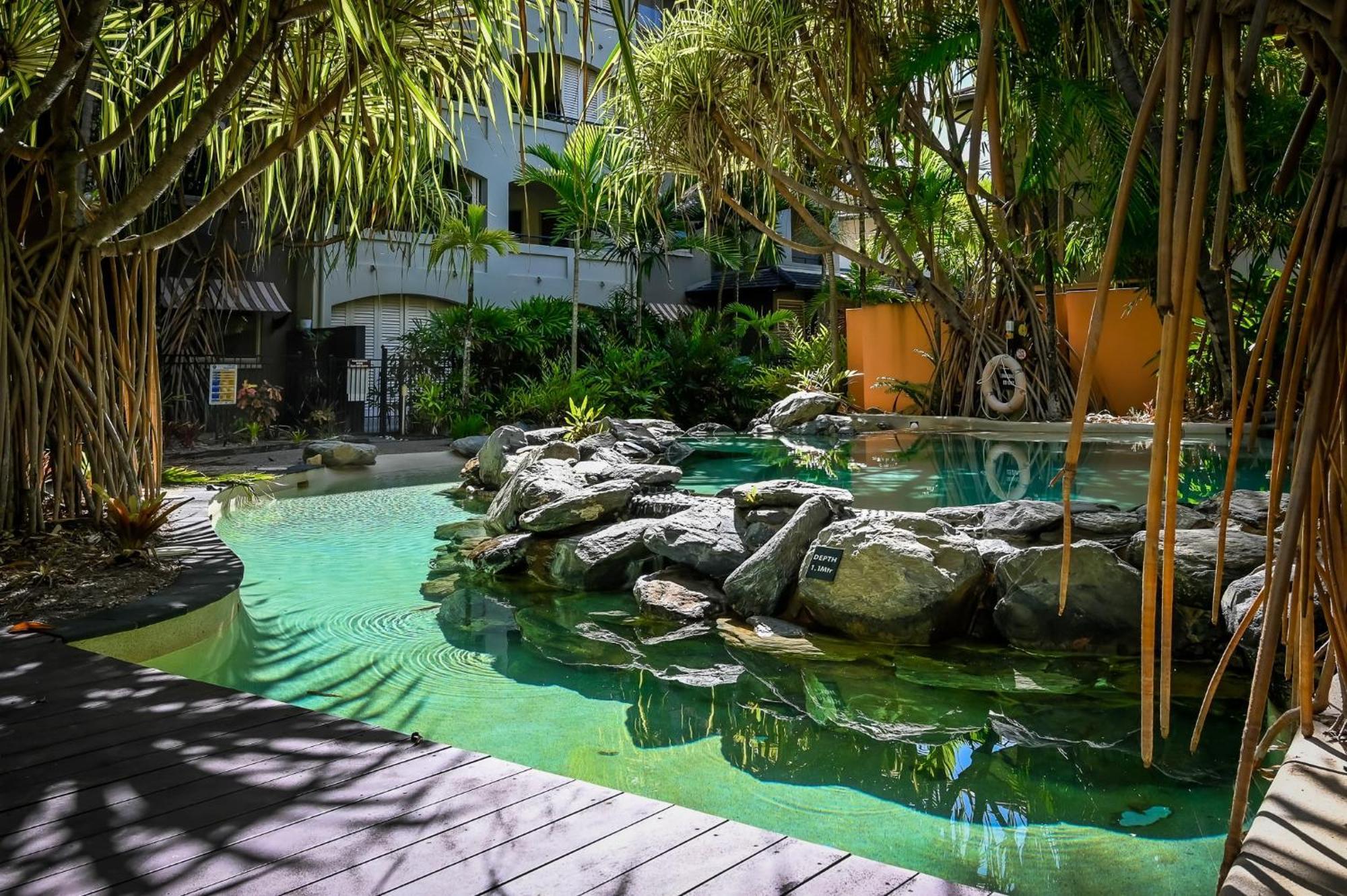 Tropical Gardens - 9 Pools Free Parking Cairns