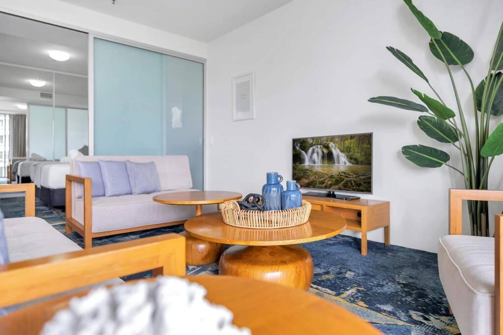Horizons At Harbour Lights - Tropical Poolside Flair Apartment