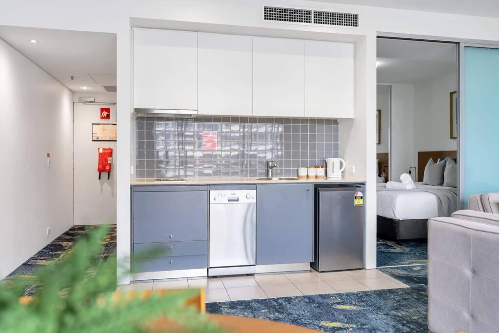 Apartment Horizons At Harbour Lights - Tropical Poolside Flair