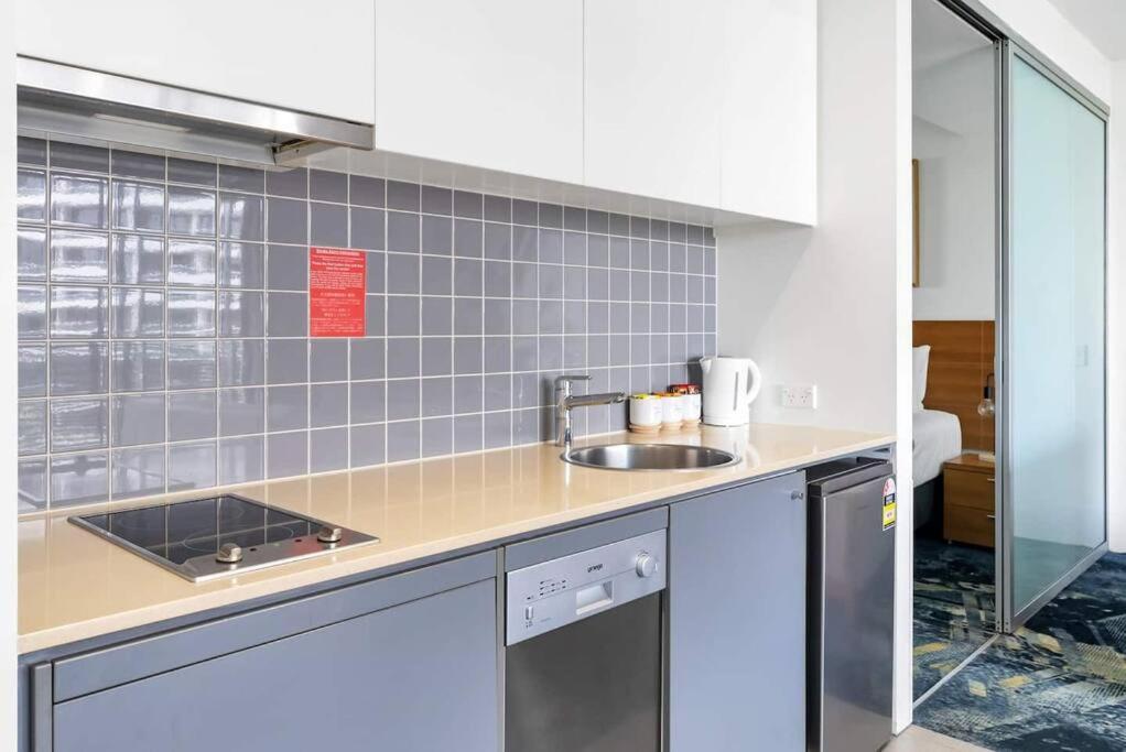 Apartment Horizons At Harbour Lights - Tropical Poolside Flair
