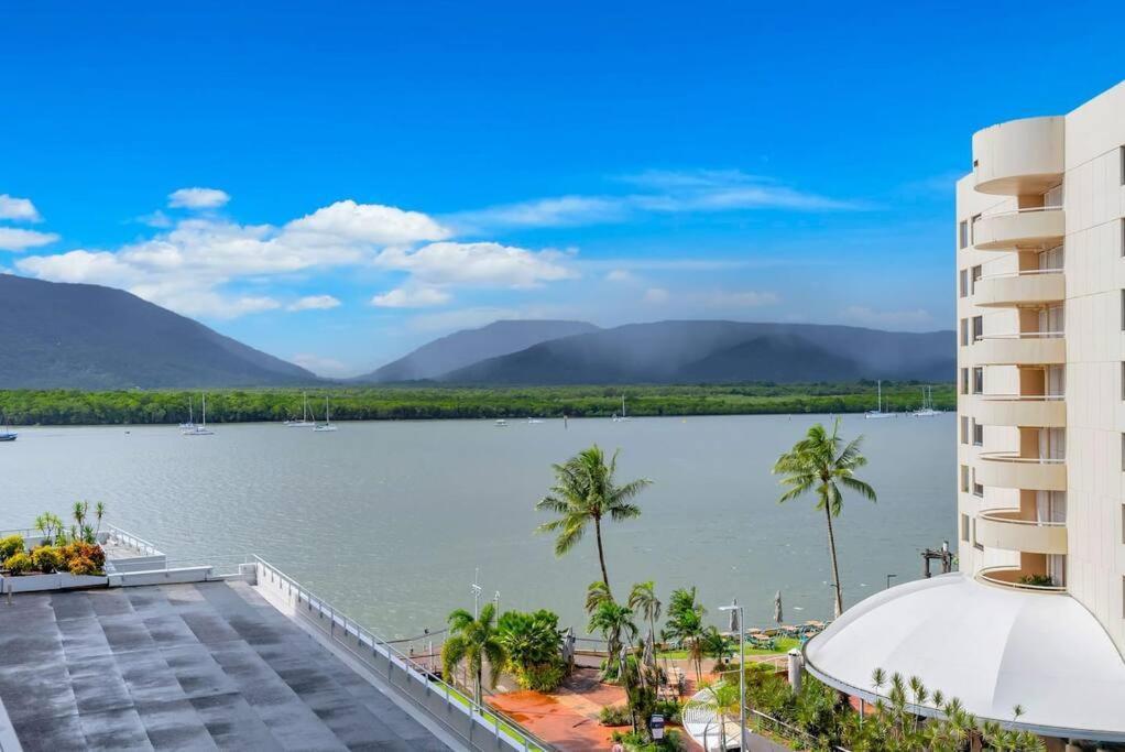 Horizons At Harbour Lights - Tropical Poolside Flair Apartment *