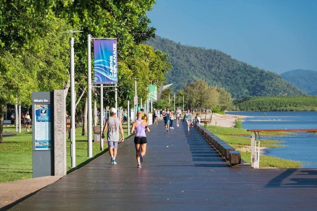 Horizons At Harbour Lights - Tropical Poolside Flair Apartment Cairns