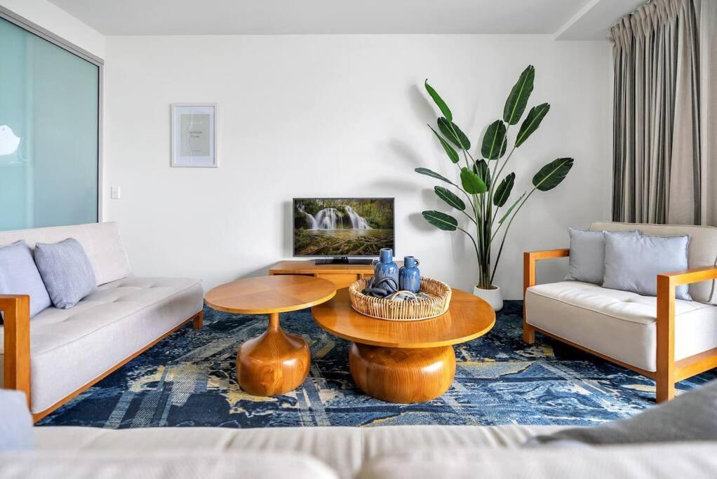 Apartment Horizons At Harbour Lights - Tropical Poolside Flair Cairns