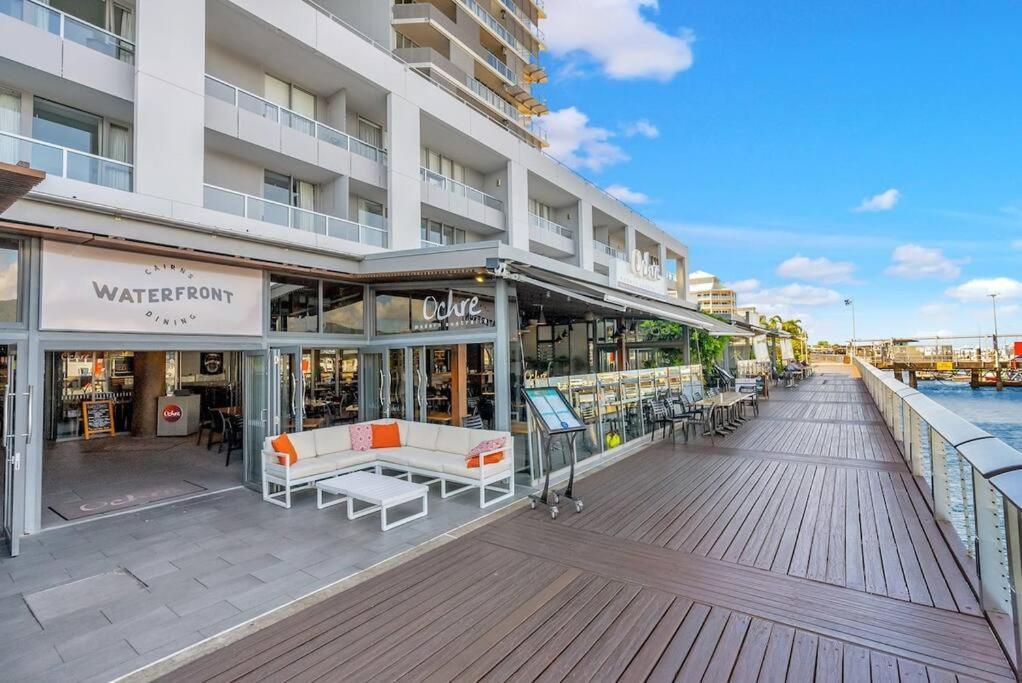 Apartment Horizons At Harbour Lights - Tropical Poolside Flair *