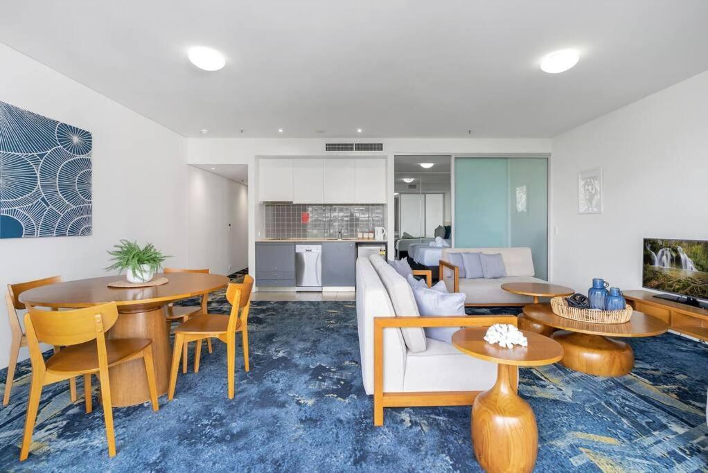 Horizons At Harbour Lights - Tropical Poolside Flair Apartment