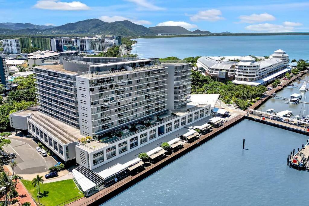 Apartment Horizons At Harbour Lights - Tropical Poolside Flair *