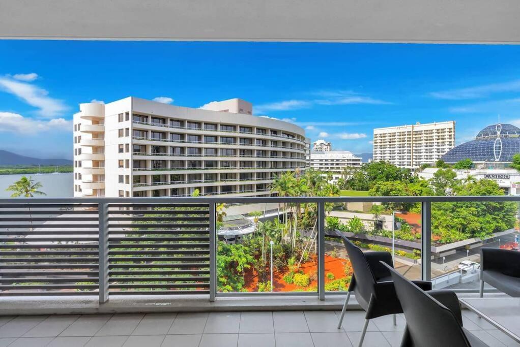 Horizons At Harbour Lights - Tropical Poolside Flair Apartment Cairns