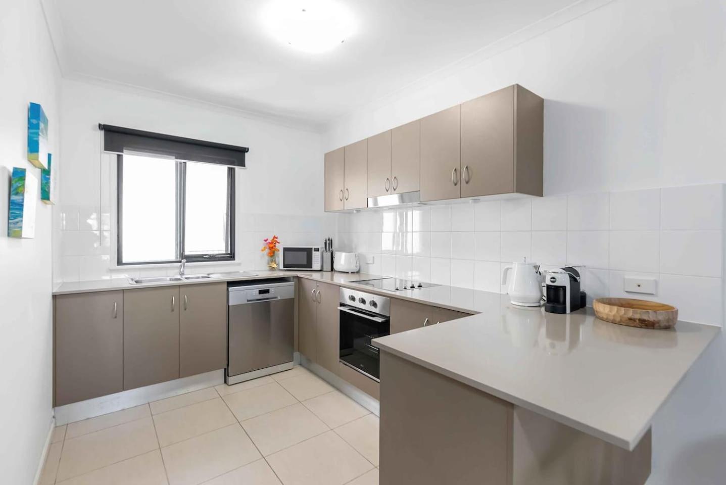 Relaxed Coastal Charm - A Stylish Resort-style Haven Apartment Cairns