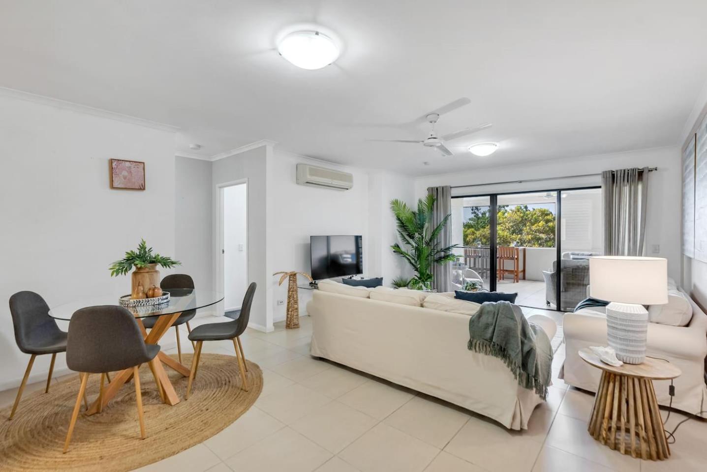 Apartment Relaxed Coastal Charm - A Stylish Resort-style Haven *