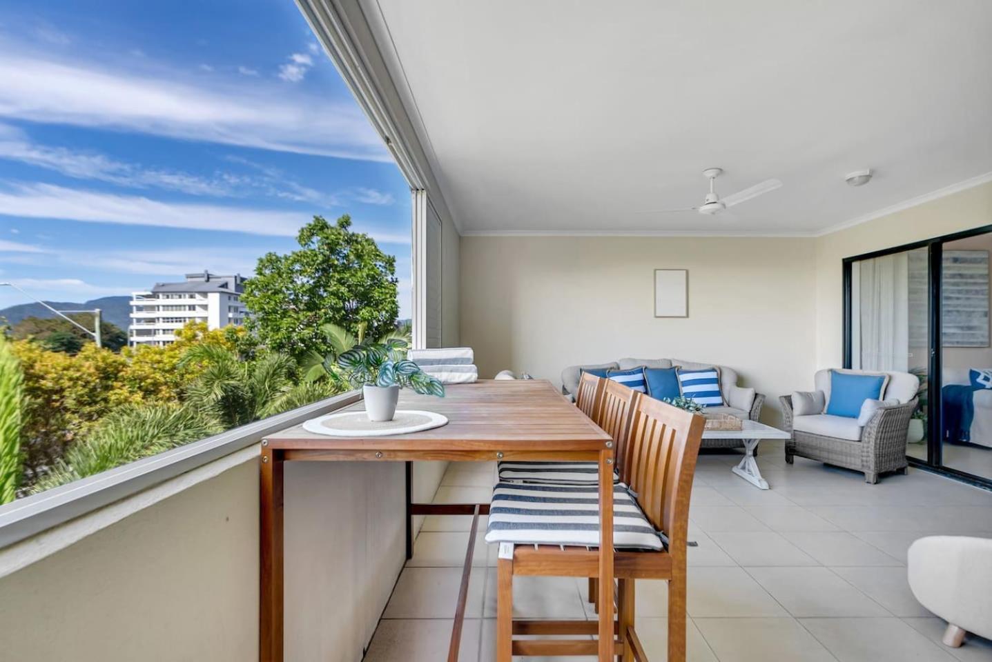 Relaxed Coastal Charm - A Stylish Resort-style Haven Cairns