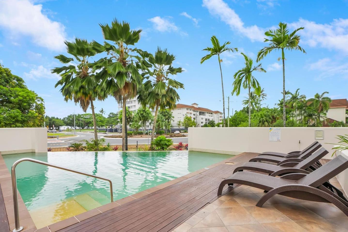 Relaxed Coastal Charm - A Stylish Resort-style Haven Cairns