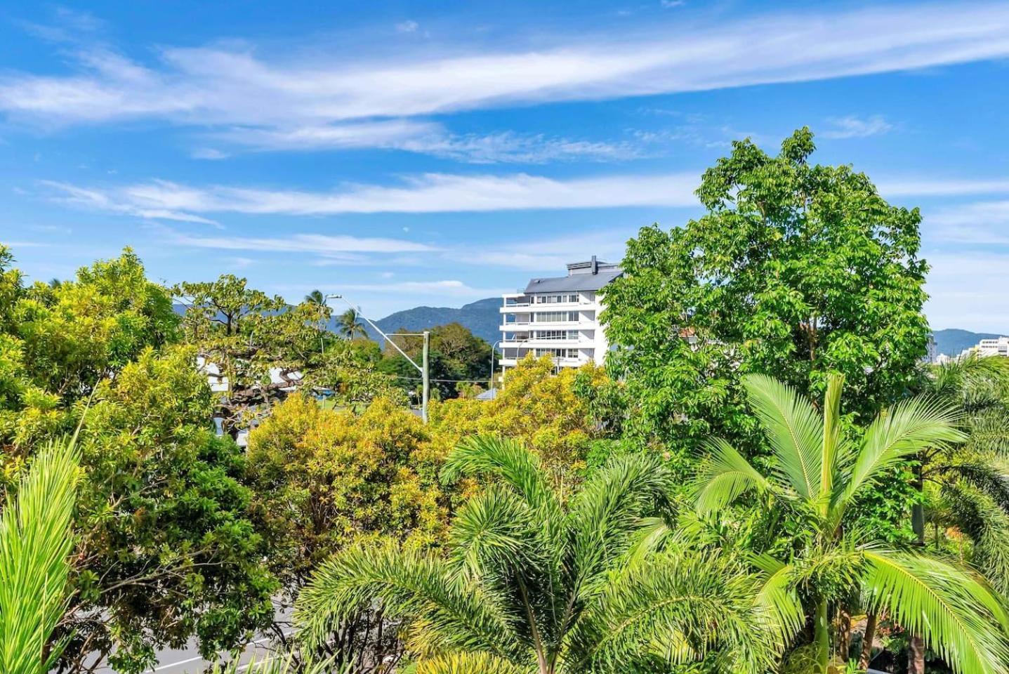 Apartment Relaxed Coastal Charm - A Stylish Resort-style Haven Cairns