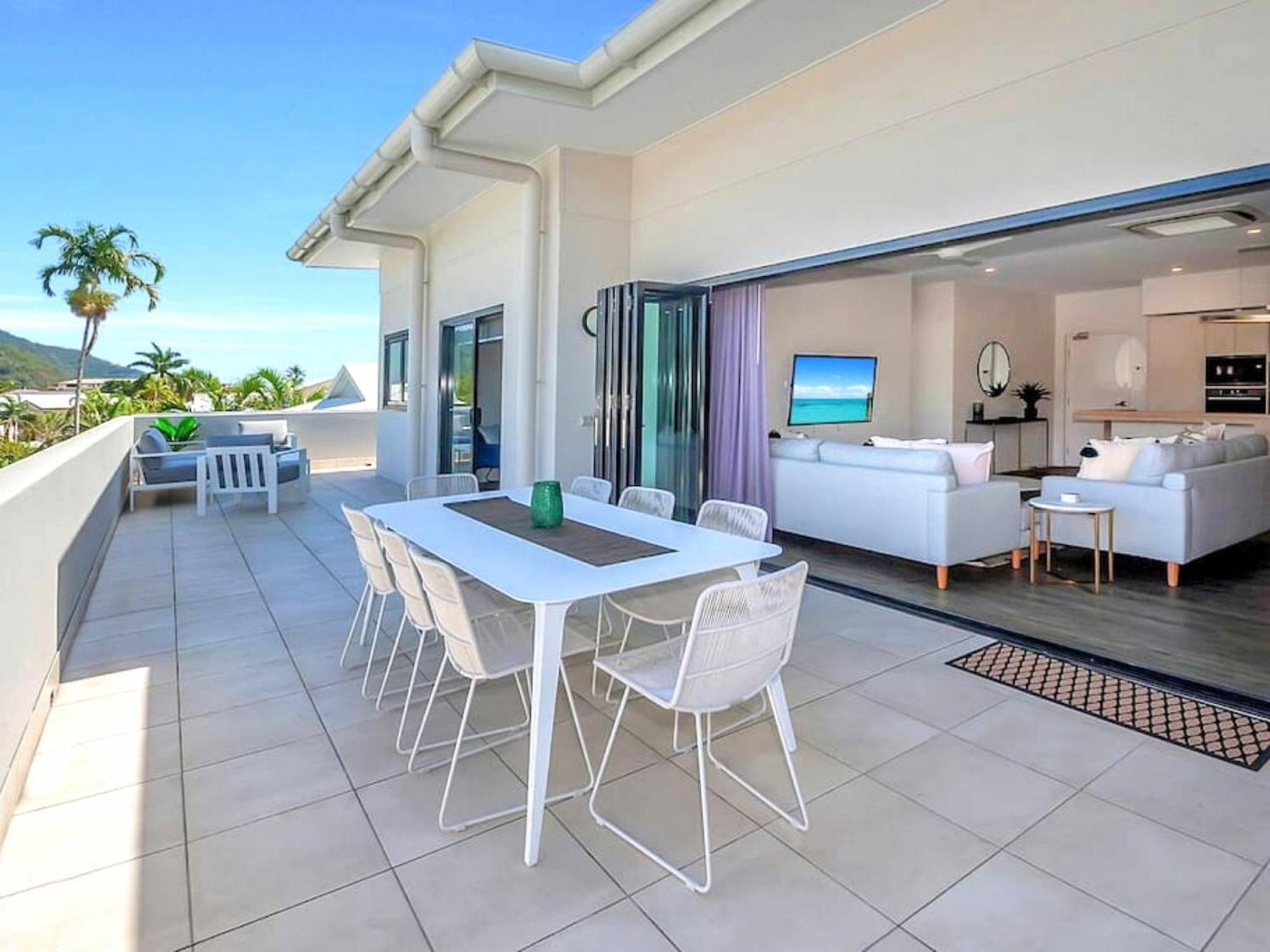 North 4-bed With Outdoor Dining & Pool Apartment *