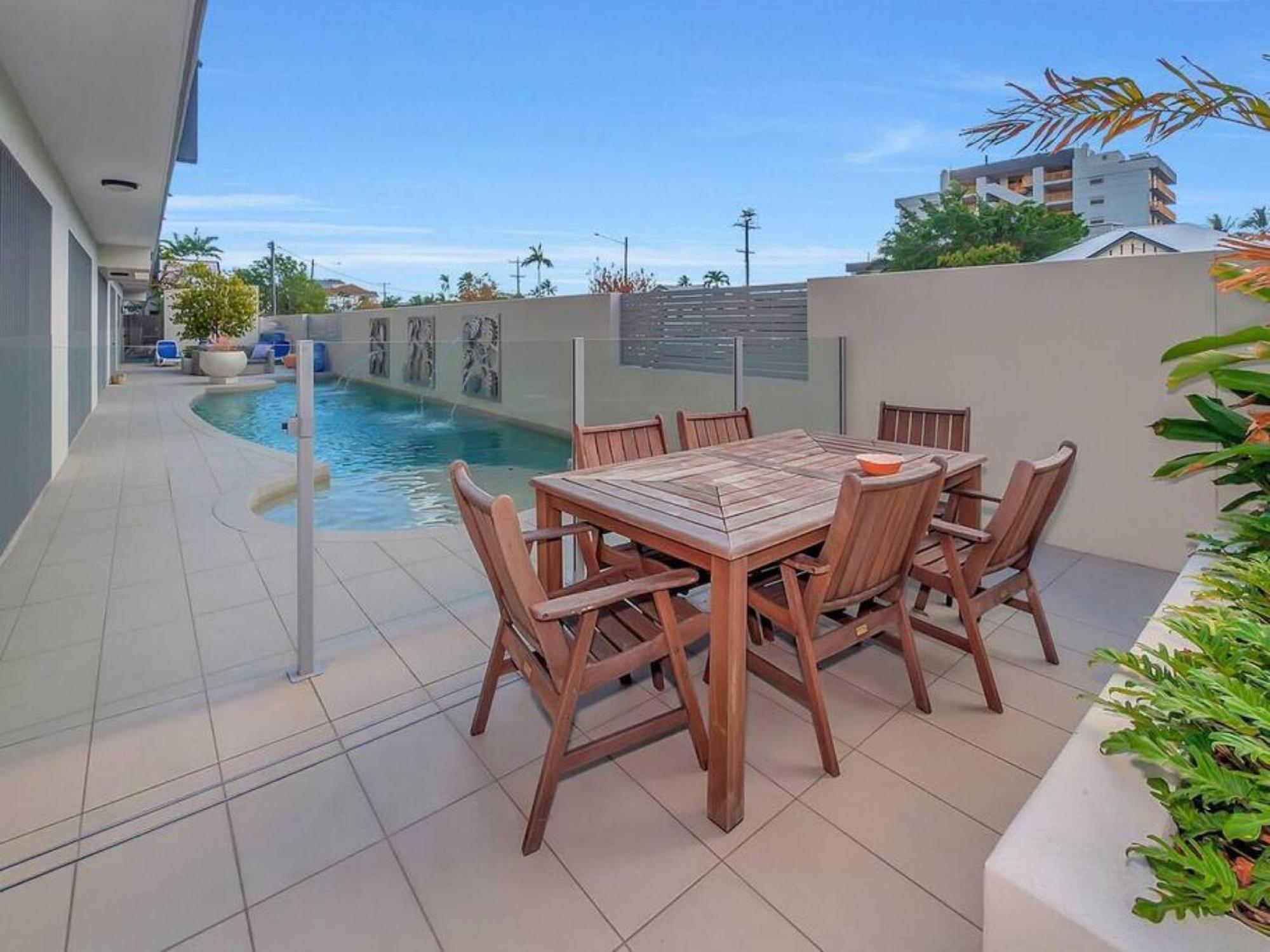 Apartment North 4-bed With Outdoor Dining & Pool
