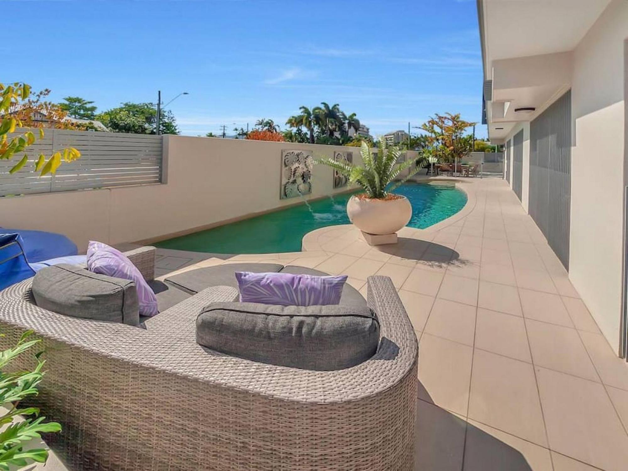 North 4-bed With Outdoor Dining & Pool Apartment