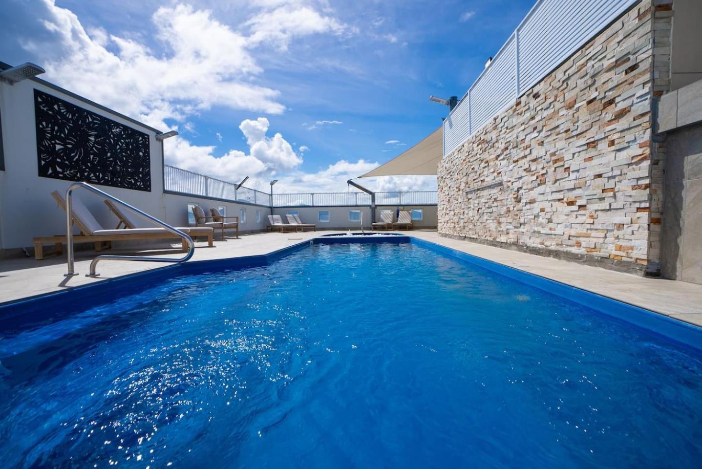 Apartment Escape - Elevated Modern Haven With Pool Cairns