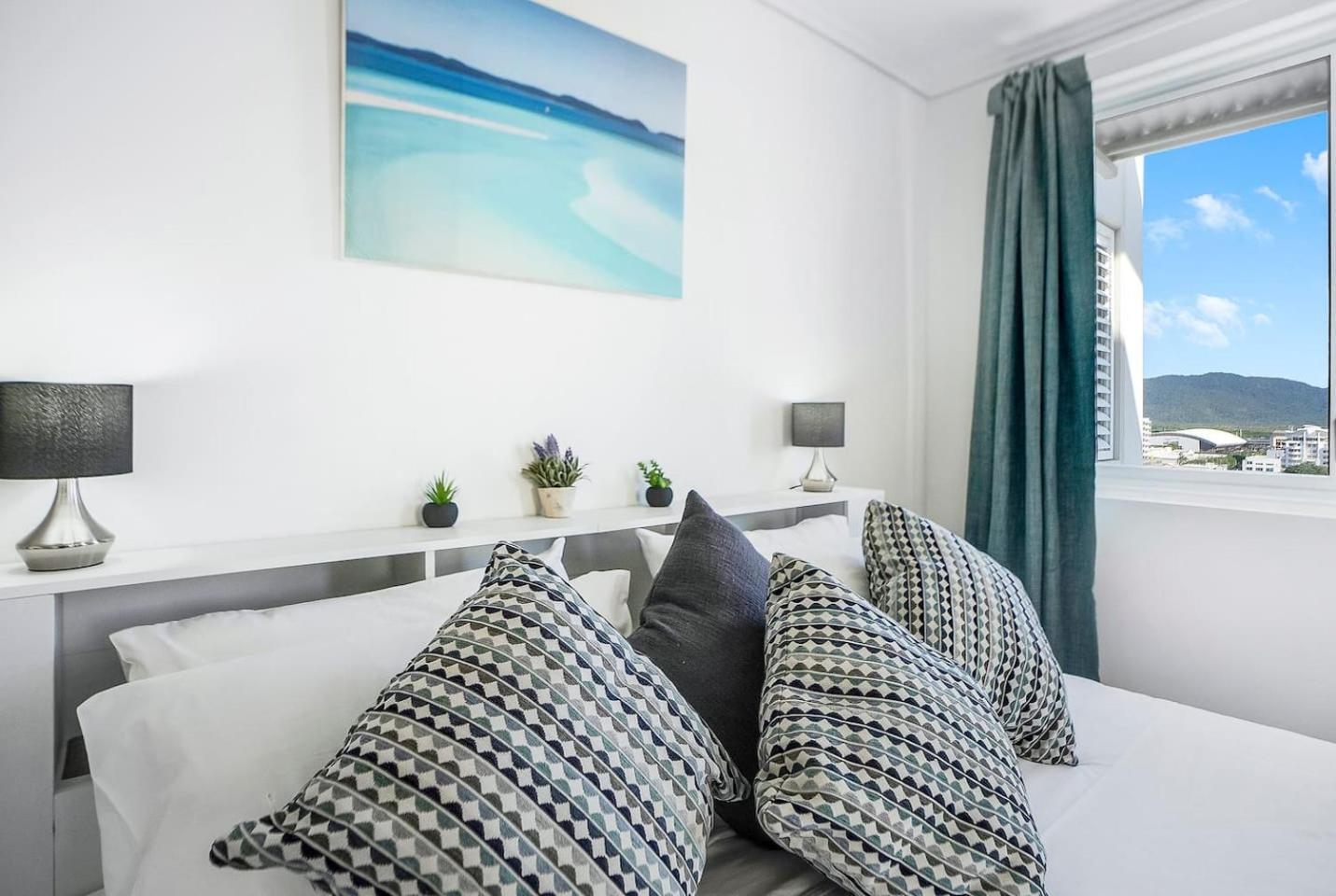 Escape - Elevated Modern Haven With Pool * Cairns