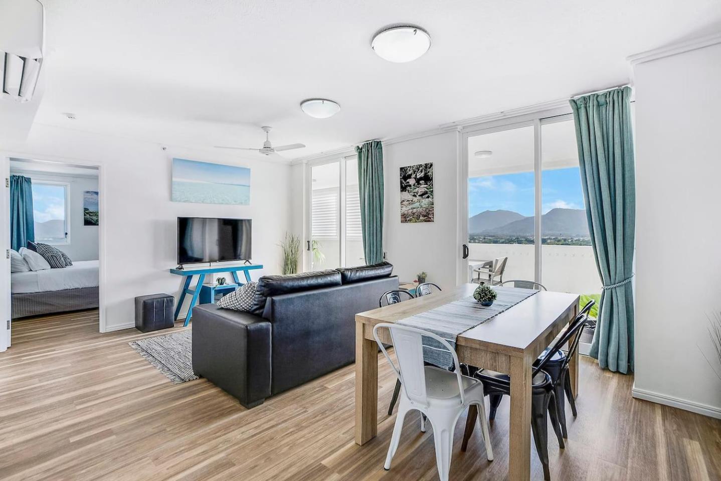 Escape - Elevated Modern Haven With Pool * Cairns