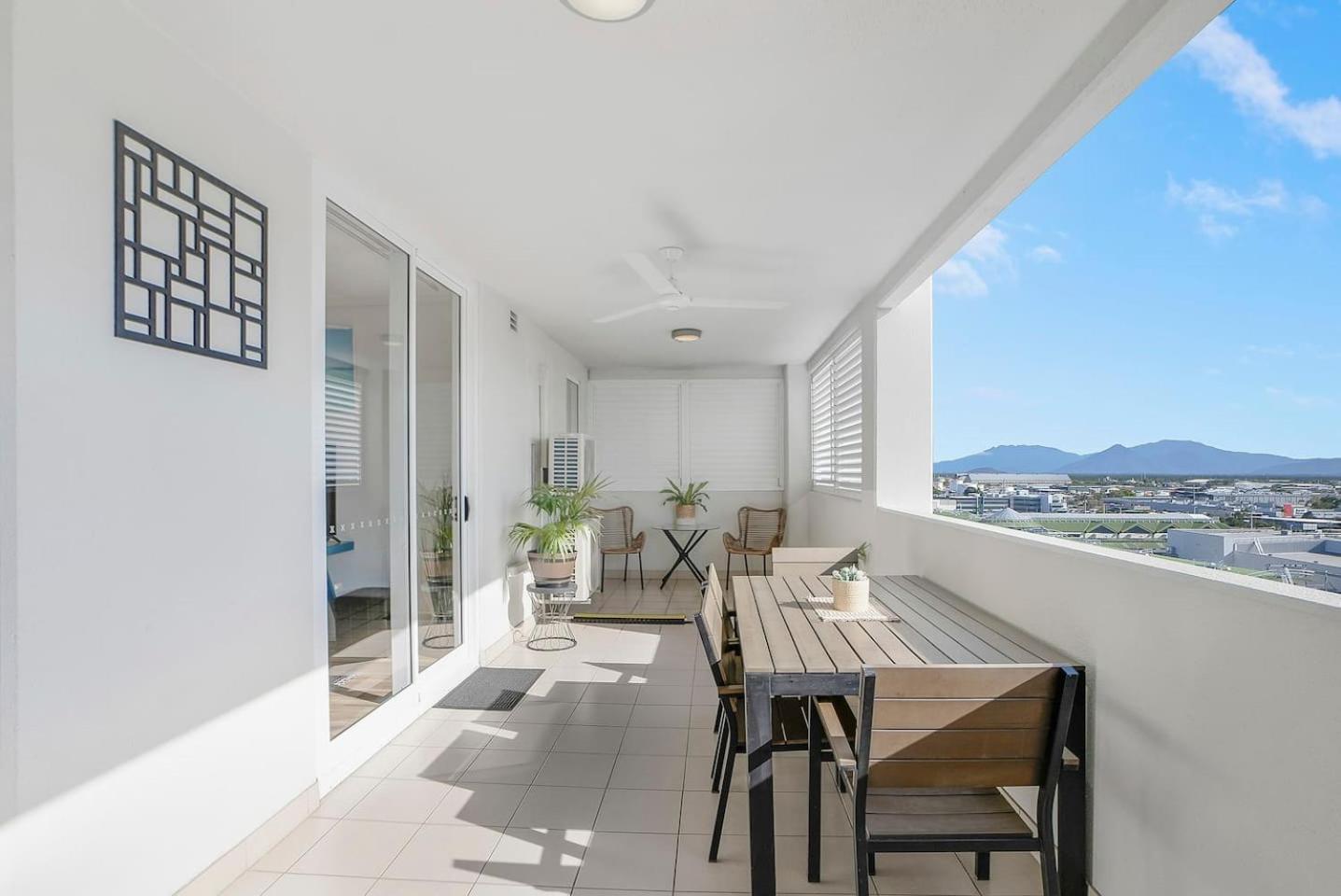 Escape - Elevated Modern Haven With Pool * Cairns