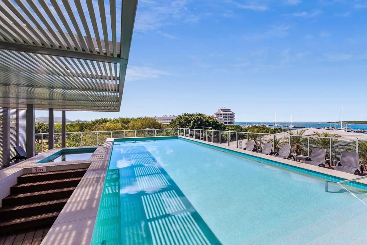 Coastal Harbour Lights -pool Gym & Prime Location Apartment