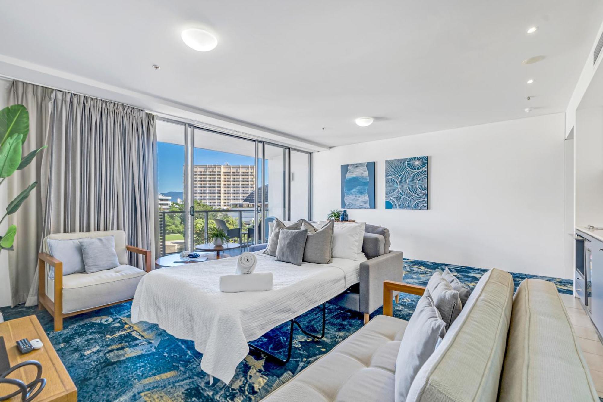 Apartment Horizons At Harbour Lights - Tropical Poolside Flair