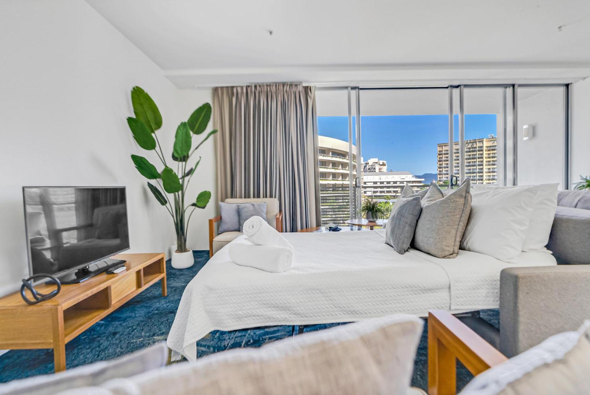 Horizons At Harbour Lights - Tropical Poolside Flair Apartment *