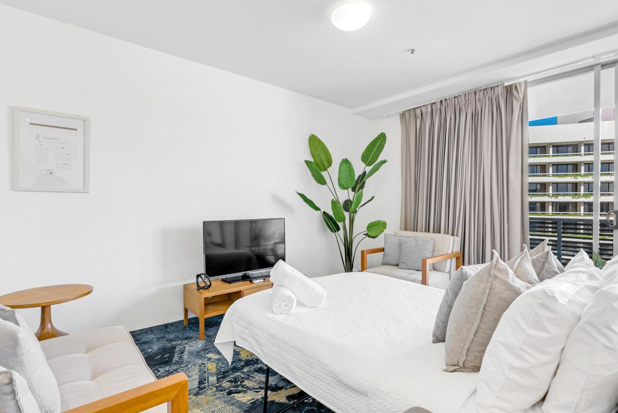 Apartment Horizons At Harbour Lights - Tropical Poolside Flair Cairns