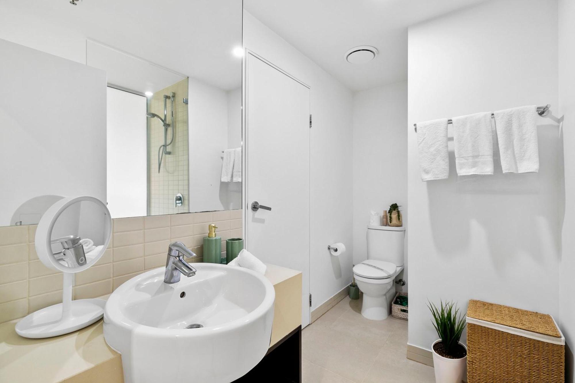 Coastal Harbour Lights -pool Gym & Prime Location * Cairns