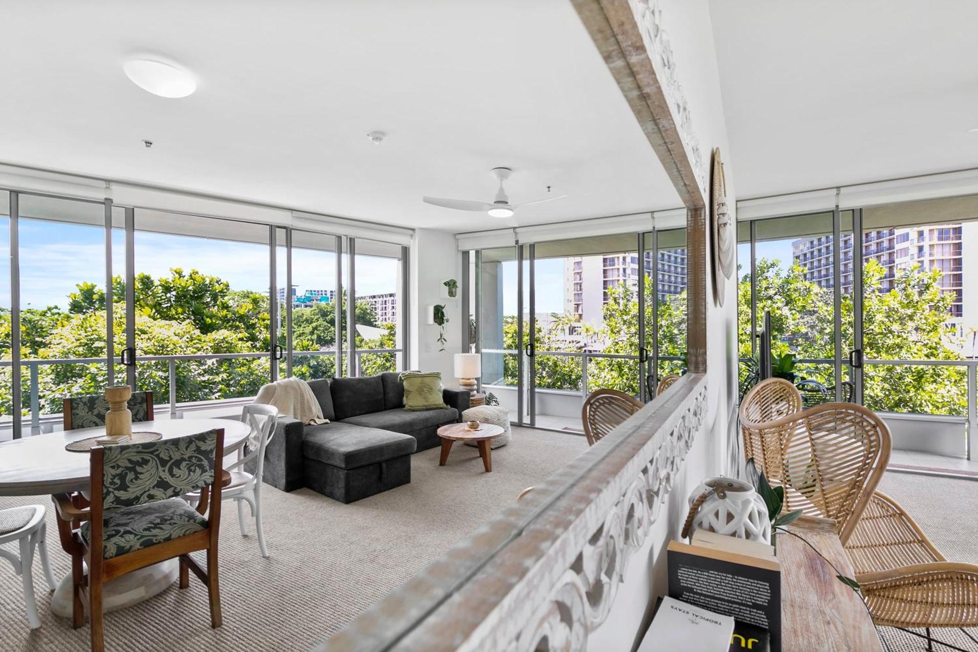 Coastal Harbour Lights -pool Gym & Prime Location Apartment