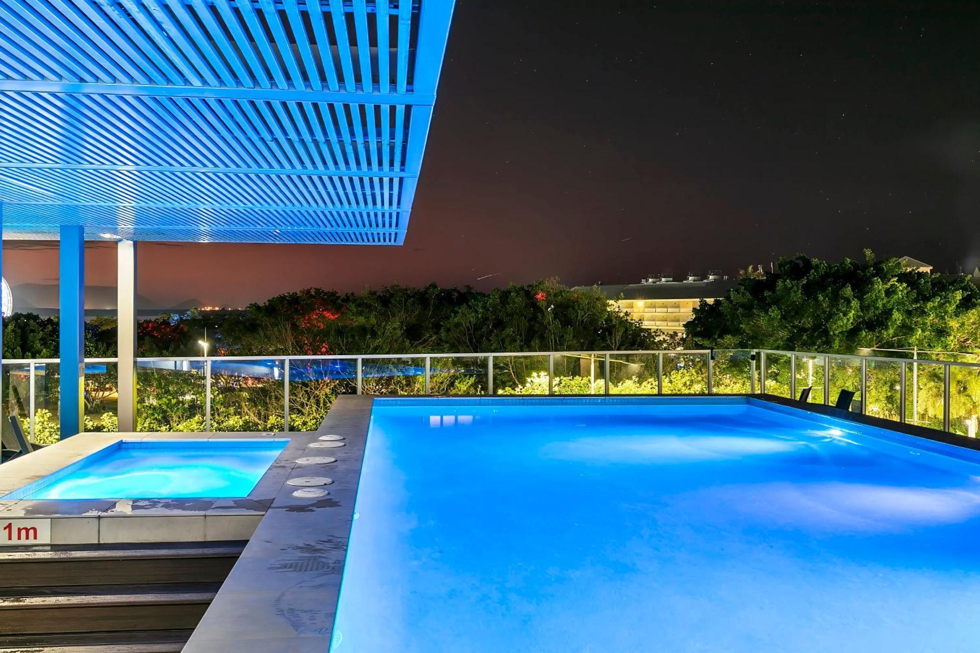 Coastal Harbour Lights -pool Gym & Prime Location Apartment *