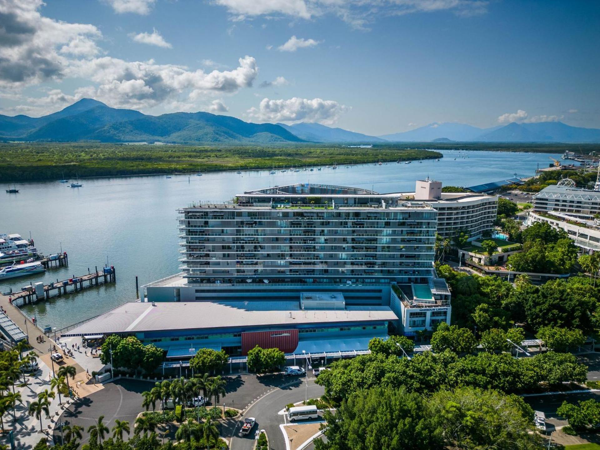 Belle Escapes 24 Harbour Lights Water View Cairns