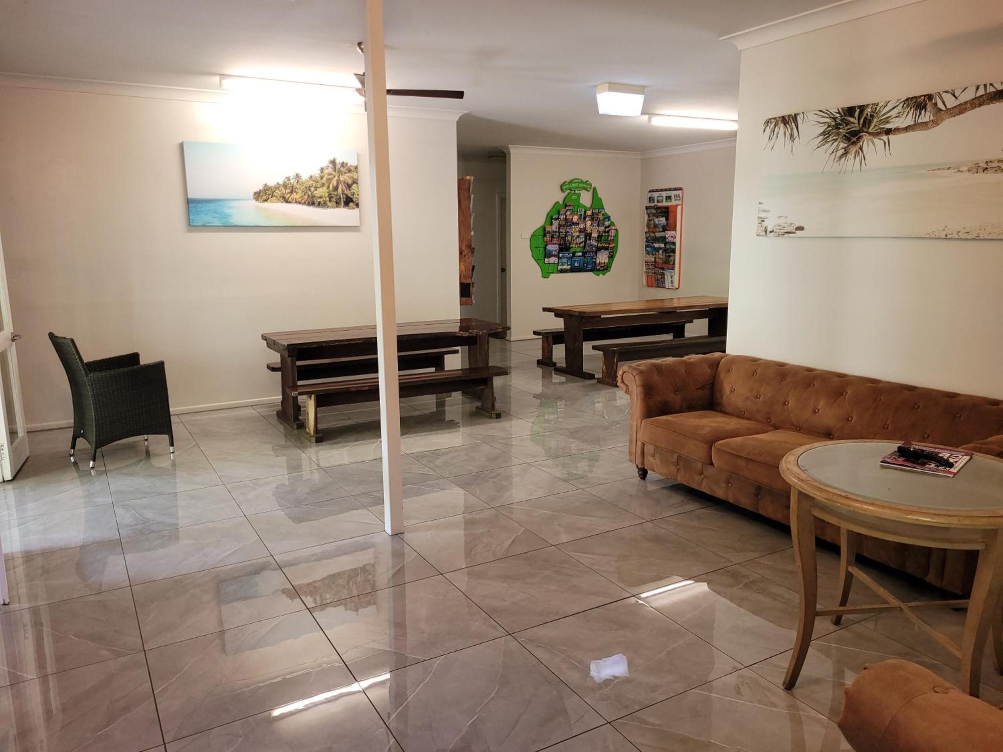 Travellers Paradise Hostel *
