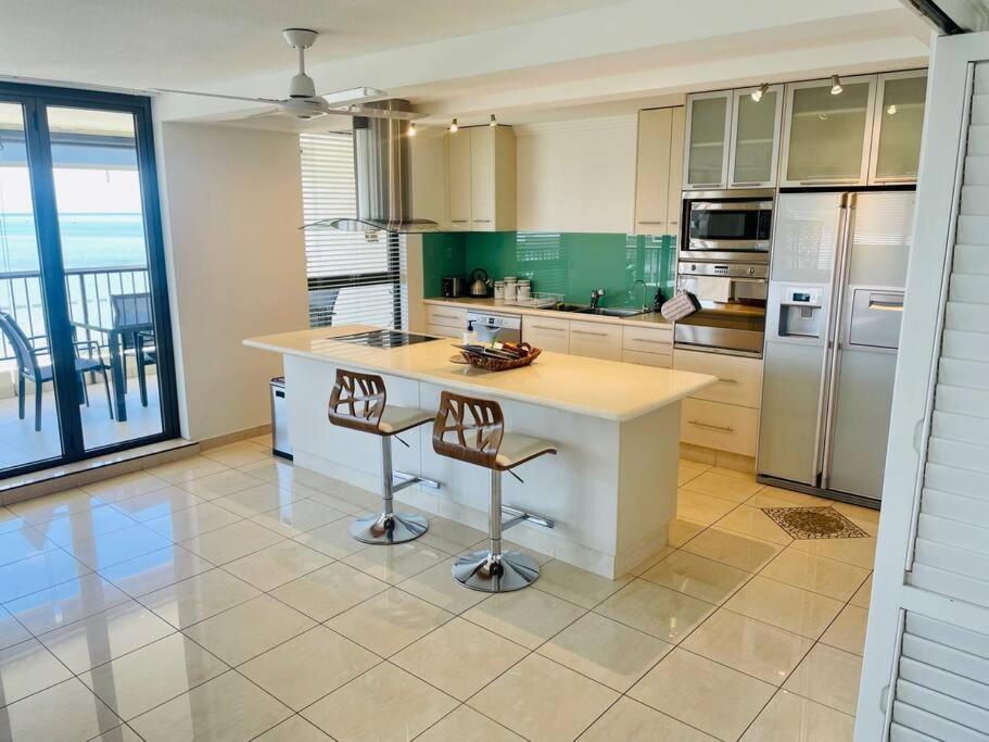 Apartment Tropical Ocean Sunrises & Magical Mountain Sunsets *