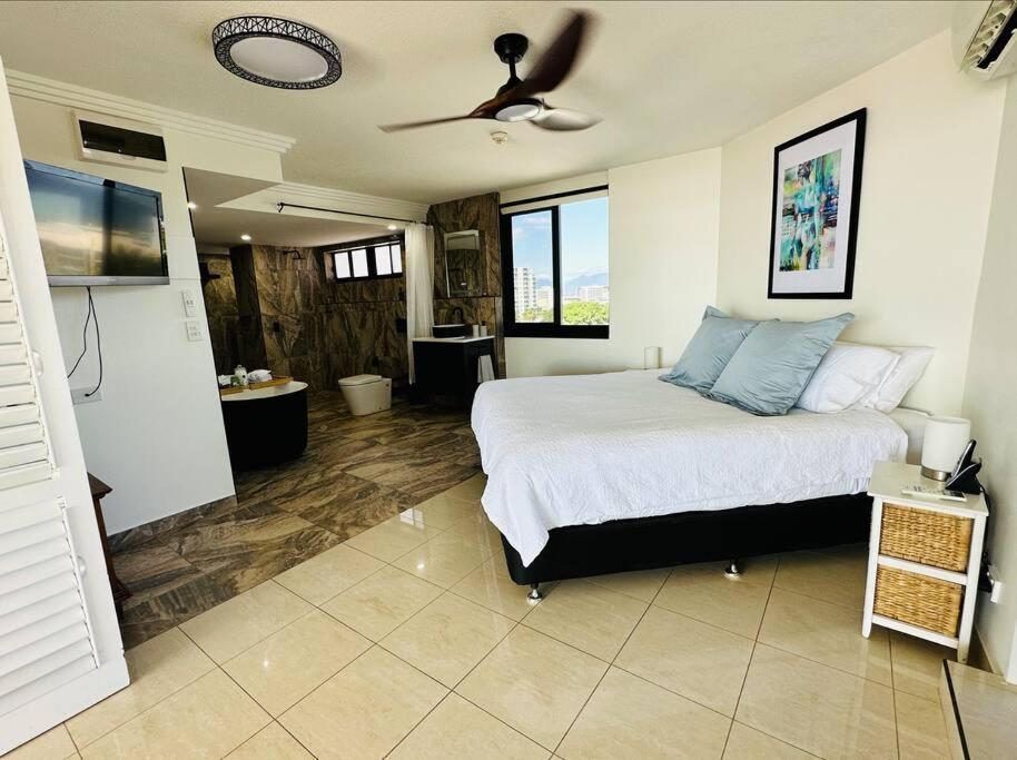 Apartment Tropical Ocean Sunrises & Magical Mountain Sunsets Cairns