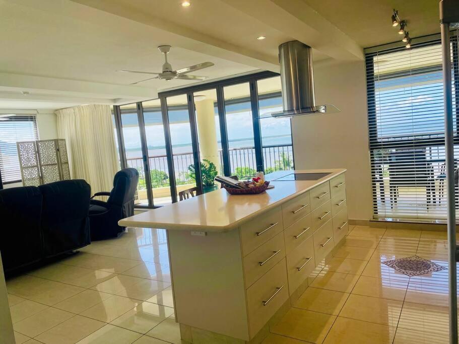 Tropical Ocean Sunrises & Magical Mountain Sunsets Apartment *
