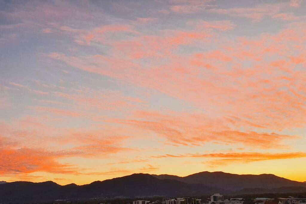 Apartment Tropical Ocean Sunrises & Magical Mountain Sunsets