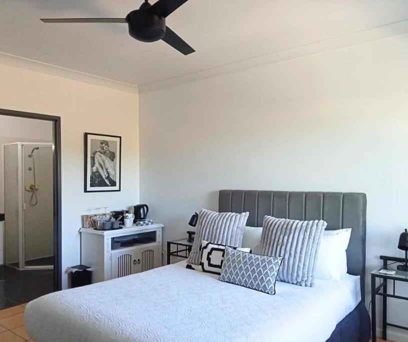Cairns Chic Suite - Motel Room A * Cairns
