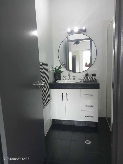 Cairns Chic Suite - Motel Room A Apartment *