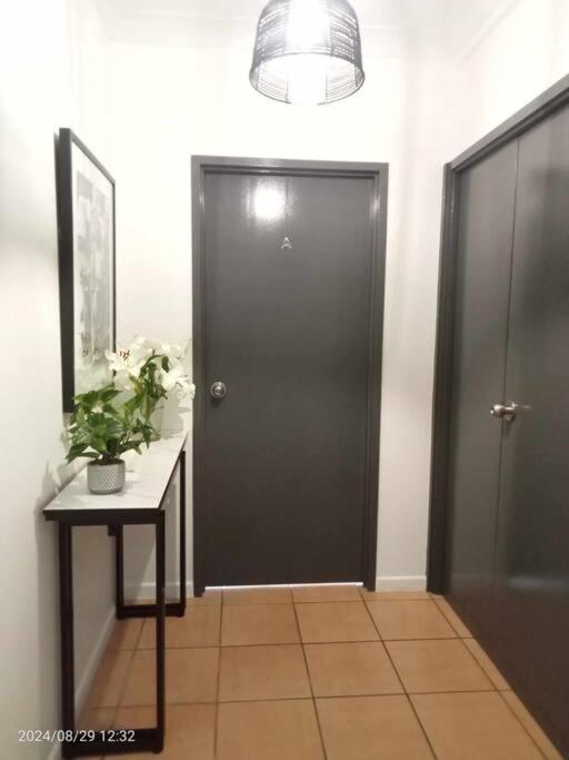 Cairns Chic Suite - Motel Room A Apartment Cairns