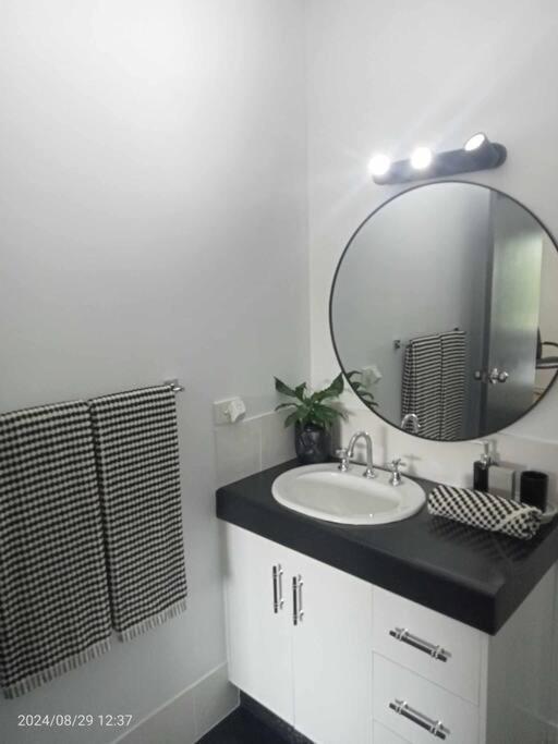 Cairns Chic Suite - Motel Room A *