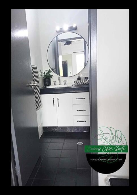 Cairns Chic Suite - Motel Room A