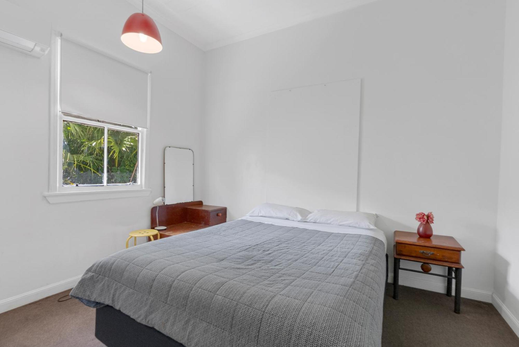 6 Bedroom 3 Bathroom Apartment *