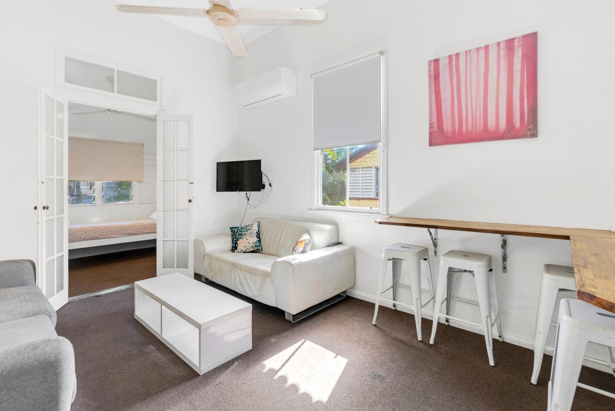 6 Bedroom 3 Bathroom Apartment Cairns