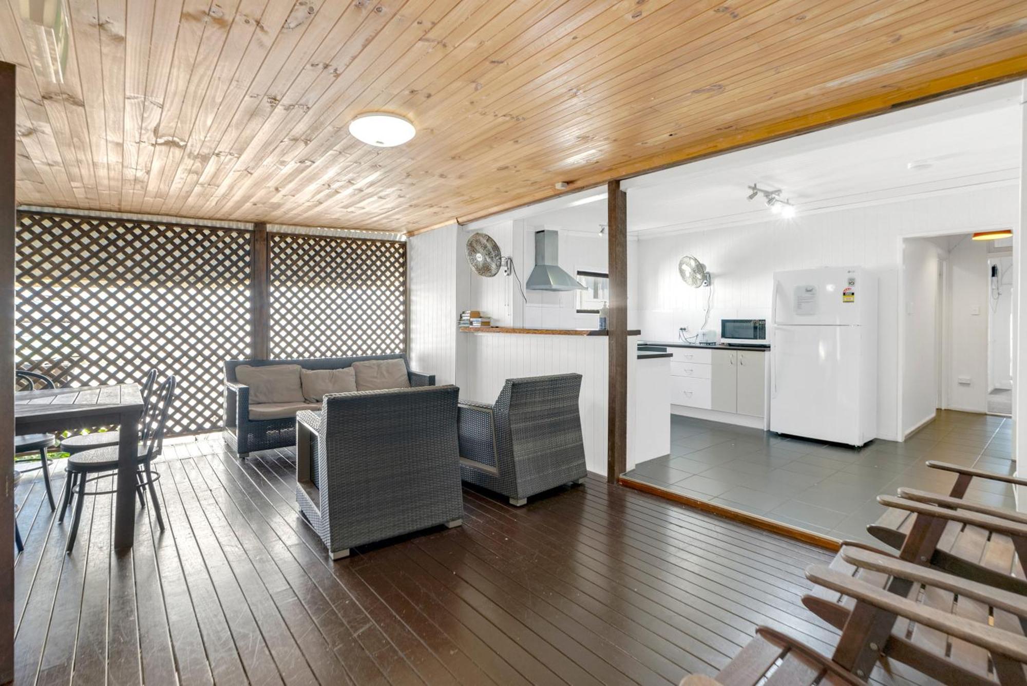 6 Bedroom 3 Bathroom * Cairns