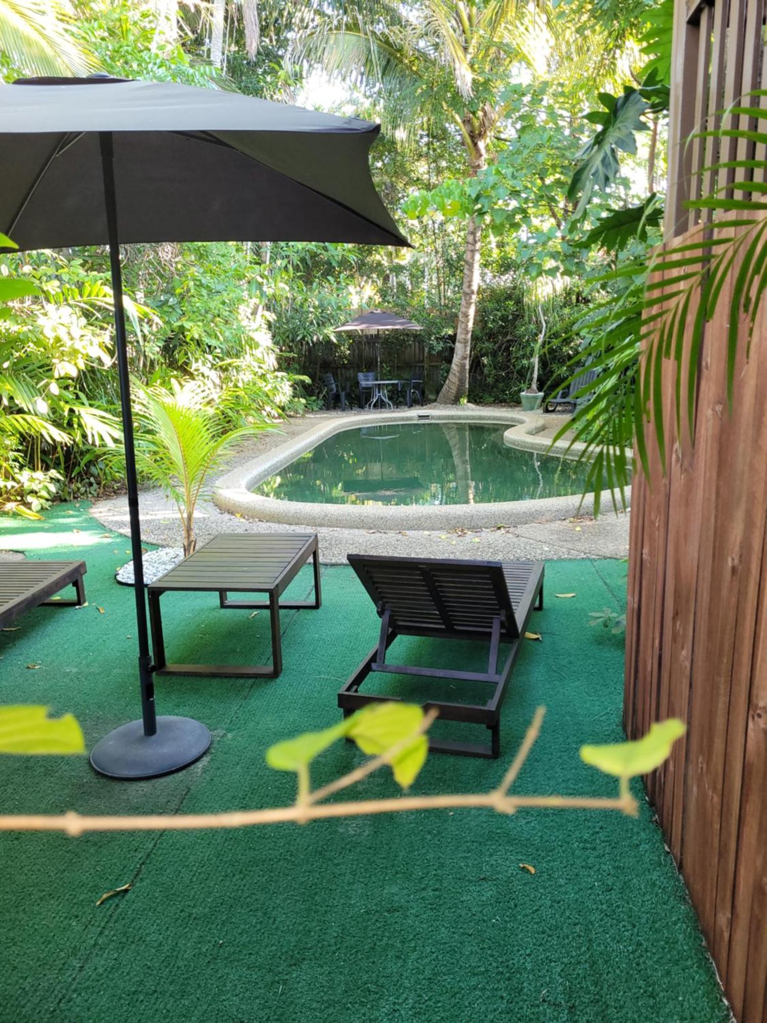 Travellers Paradise Hostel *