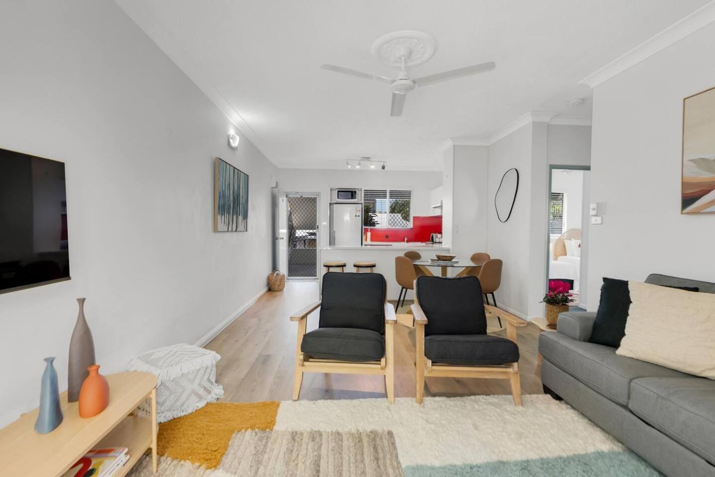 Apartment Leafy Solace - A Contemporary Hideaway