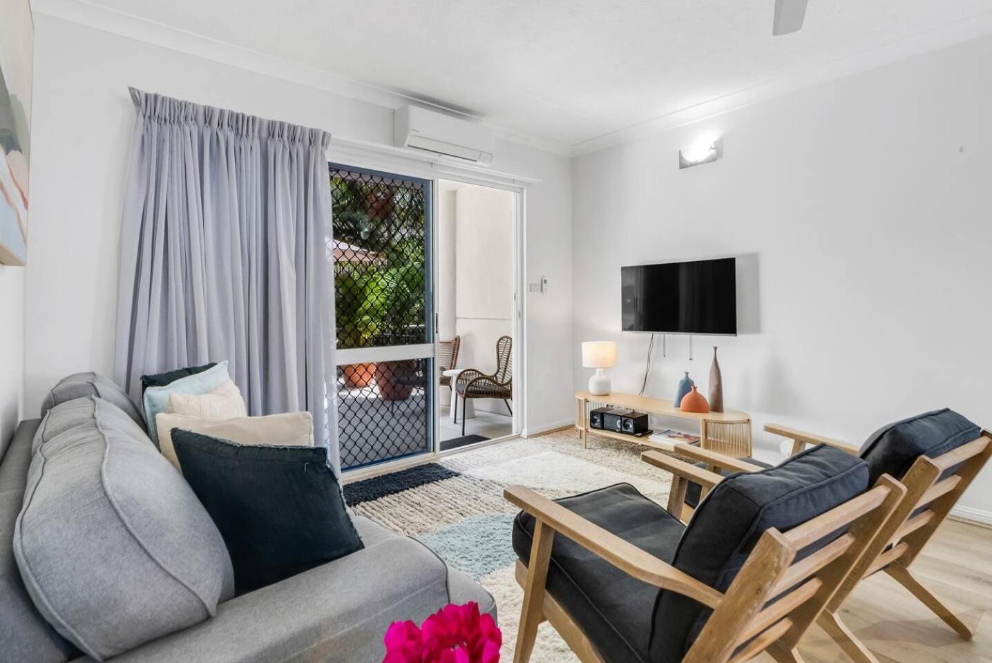 Leafy Solace - A Contemporary Hideaway *