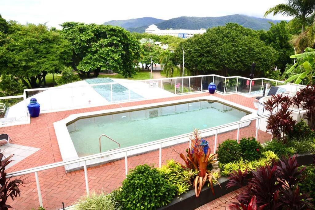 Esplanade * Cairns