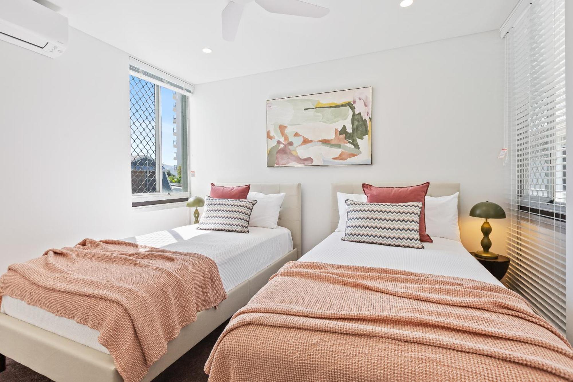 Modern With Esplanade Views Near The Hospital *