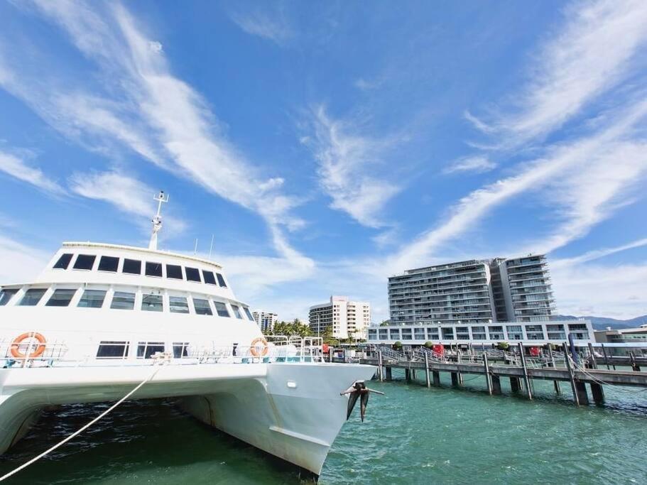 Lovely Waterfront At Harbour Lights *